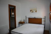 Schlafzimmer mit Duschbad en suite Villa auf Mallorca Ferienhaus Calma mit grossem Gemeinschaftspool und Poollagune, mediterranem Garten und direktem Meerzugang mit kleiner Strandbar