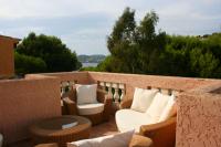 Dachterrasse Villa auf Mallorca Ferienhaus Calma mit grossem Gemeinschaftspool und Poollagune, mediterranem Garten und direktem Meerzugang mit kleiner Strandbar