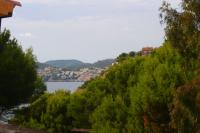 Blick von der Dachterrasse Villa auf Mallorca Ferienhaus Calma mit grossem Gemeinschaftspool und Poollagune, mediterranem Garten und direktem Meerzugang mit kleiner Strandbar