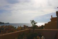 Villa auf Mallorca Ferienhaus Calma mit grossem Gemeinschaftspool und Poollagune, mediterranem Garten und direktem Meerzugang mit kleiner Strandbar