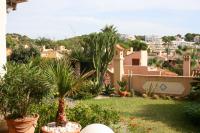 Villa auf Mallorca Ferienhaus Calma mit grossem Gemeinschaftspool und Poollagune, mediterranem Garten und direktem Meerzugang mit kleiner Strandbar Garten mit Blick in auf das D�rfchen Valle de Oro