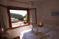 Ferienwohnung Sanriva in Sant Elm mit 2 Schlafzimmern, 2 B�dern, Meerblick, guter Ausstattung, Sandstrand in Fusslage, direkt am Meer